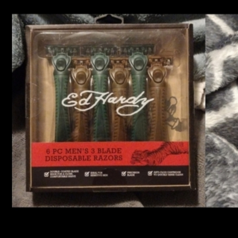 New Ed Hardy 6 pc men's 3 blade Disposable razors